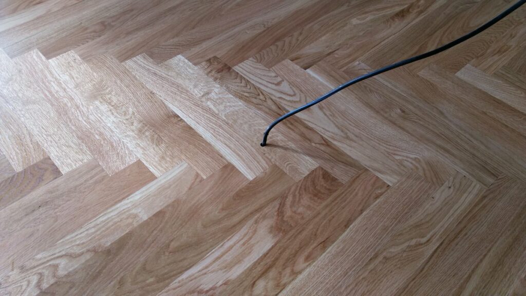 detail dřevěné podlahy, dubové vlysy, průchod pro kabel