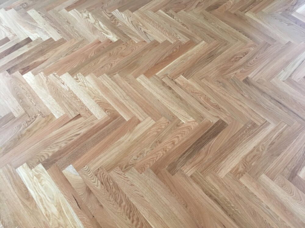 detail nové masivní dřevěné podlahy