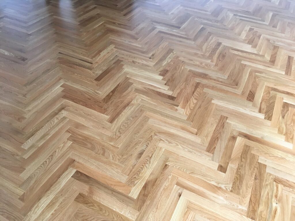 detail nové masivní dřevěné podlahy