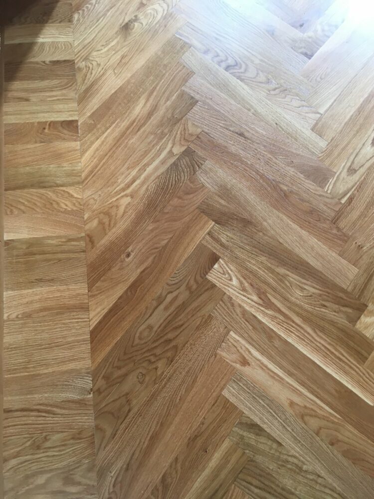 detail dřevěné podlahy, dubové vlysy, přechod vzoru